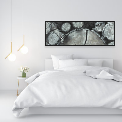 Bûches empilées sur toile | Décor blanc encadré blanc