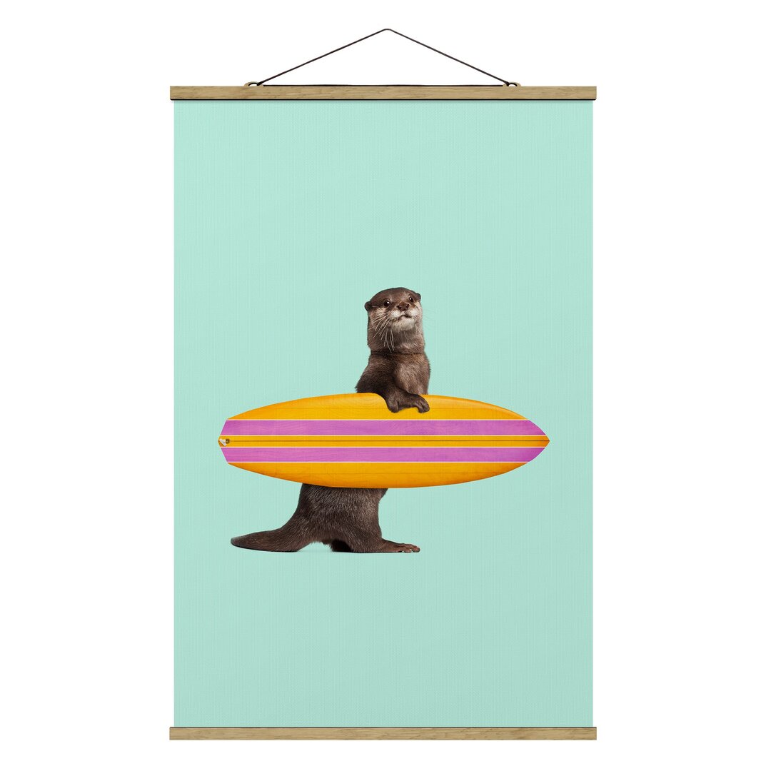 Stoffbild Mit Posterleisten - Jonas Loose - Otter Mit Surfbrett - Hochformat 3:2