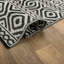Tapis intérieur / extérieur paille rectangulaire en plastique tissé à la machine de couleur noire Isael-37618165