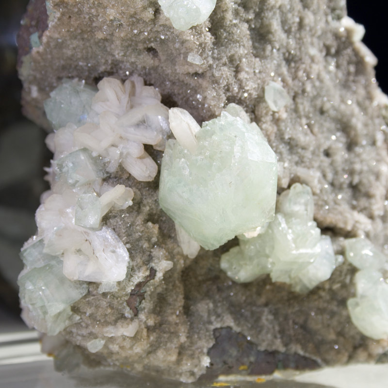 Vert apophyllite multiterminée avec stilbite