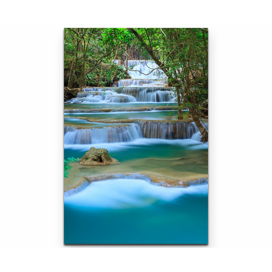 Leinwandbild Traumhafter Wasserfall im Wald – Thailand