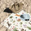 1Pièce adorable serviette de plage pour chat, avec des chatons ludiques, des fleurs et des papillons dans un design charmant. Grande microfibre douce, parfaite pour la natation, les voyages et les voyages unisexes.