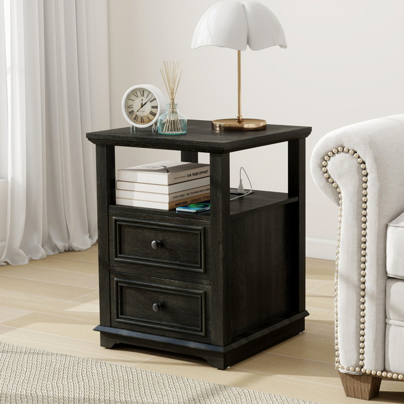 Table de chevet de 18 pouces de largeur avec station de charge, table d'appoint avec tablette ouverte, commode en bois à 2 tiroirs, table de bout pour la chambre à coucher et le salon