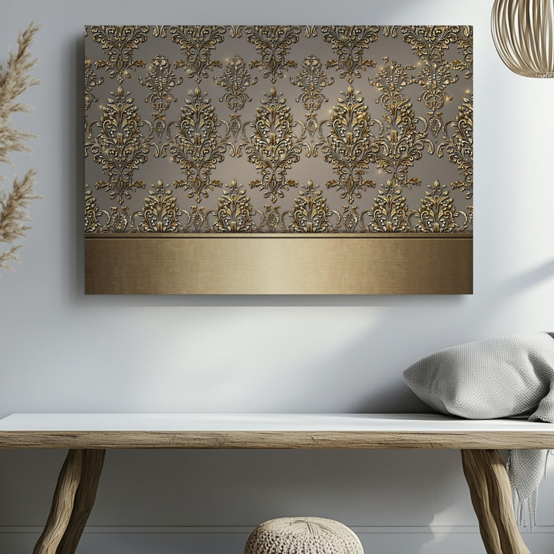 La toile crée un design de papier peint élégant avec un motif damassé complexe en or chatoyant contre un taupe doux