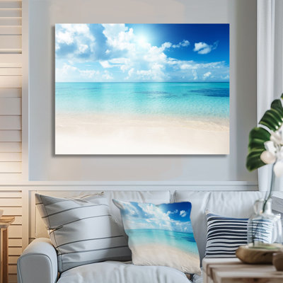 « Sand of Beach in Blue Caribbean Sea » par Lakov - reproduction de photo