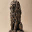 Statue de jardin de lion assis-136367513
