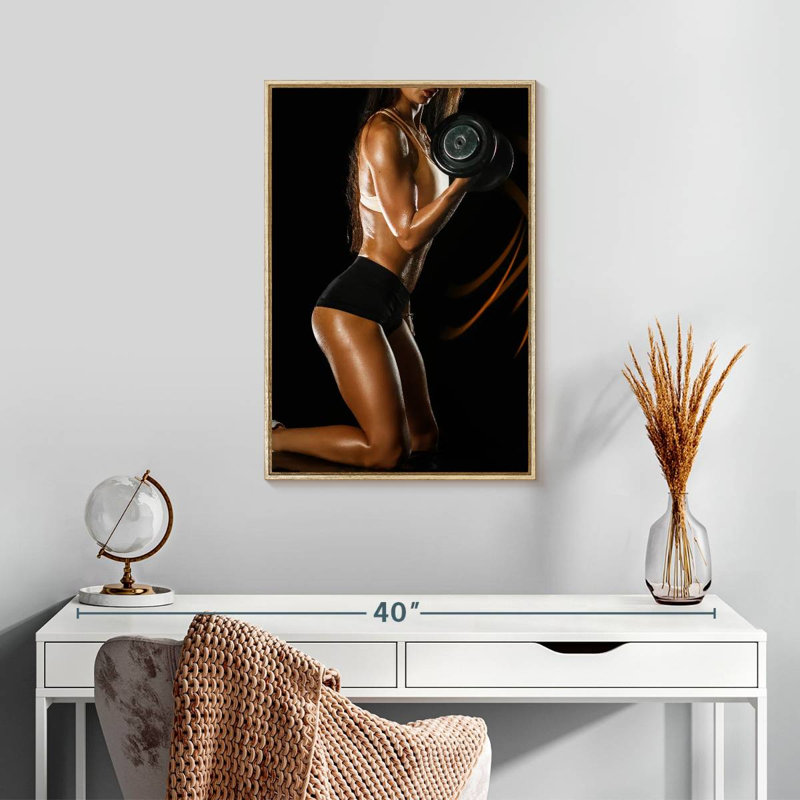 Dame soulevant des haltères, Floating Frame Natural Wood, 17 po x 25 po