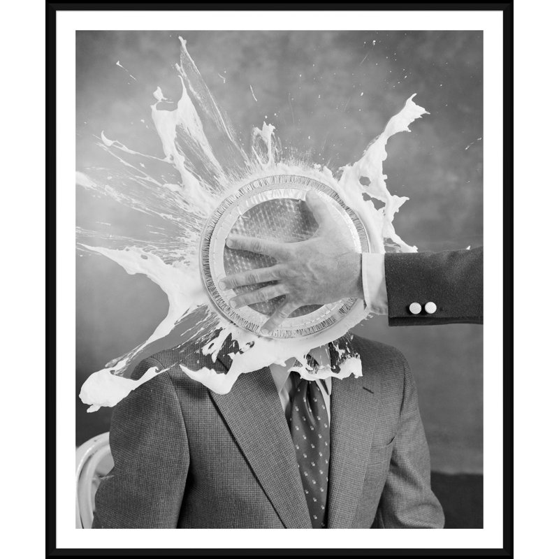 «Man Smashing Cake on Autre Mans Face» - Photographie de cadre photo sur papier
