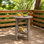 Petite table d'appoint d'extérieur toutes saisons, table de bout de patio compacte et peu encombrante pour le jardin, le porche, le balcon, la terrasse, les sièges de la piscine, la surface pratique pour les boissons, les collations, les livres et les petits articles essentiels pour l'extérieur