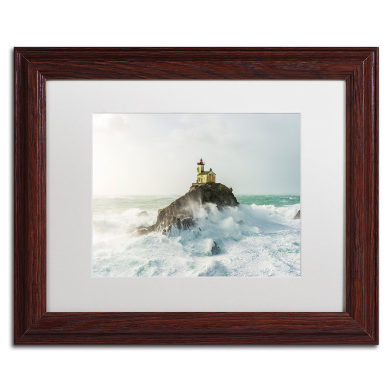 Hockman «Haunted Lighthouse in the Storm», reproduction de photo encadrée, H 11 po x l 14 po x P 0,5 po, Blanc