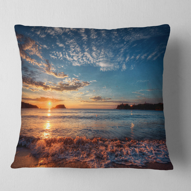 Oreiller Seashore Tranquil Beach and Whimsical Clouds, 18 po x 18 po, Coussin décoratif