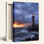 Art mural sur toile, "Phare lumineux" sur une côte rocheuse sous des nuages dramatiques-133461216