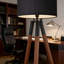 Lampe trépied moderne Mid-Century avec pieds décoratifs en cuir et abat-jour tambour noir, ampoule écoénergétique de 9 W incluse