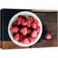 Bol blanc de framboises avec grain de bois-98160976