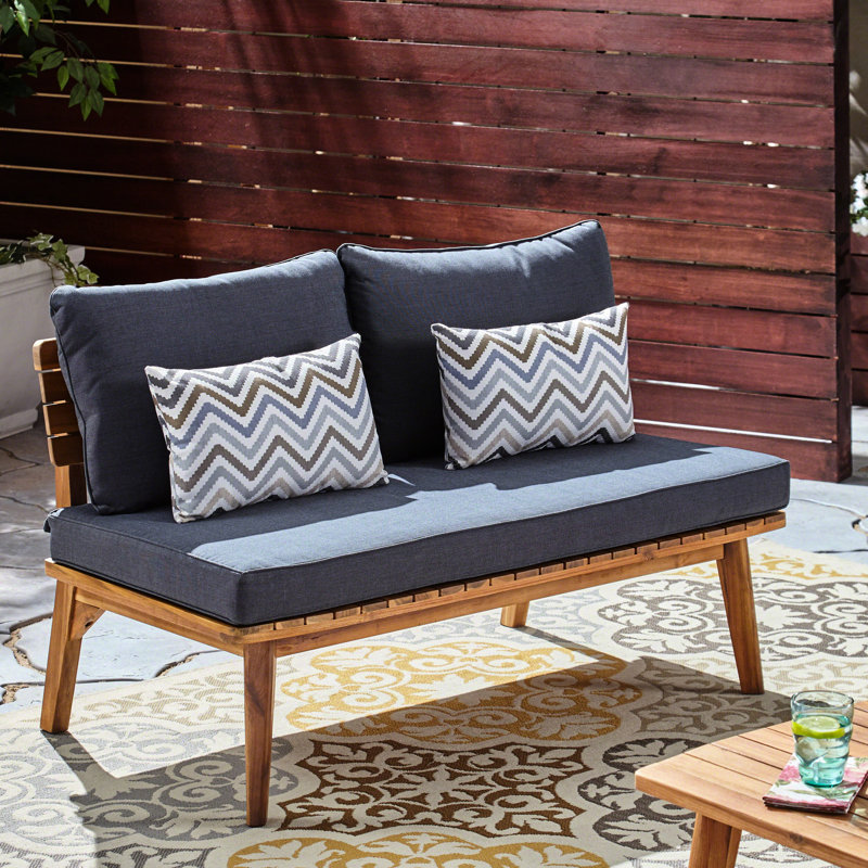 Revêtement d'extérieur moderne avec revêtement gris et coussin en tissu de construction