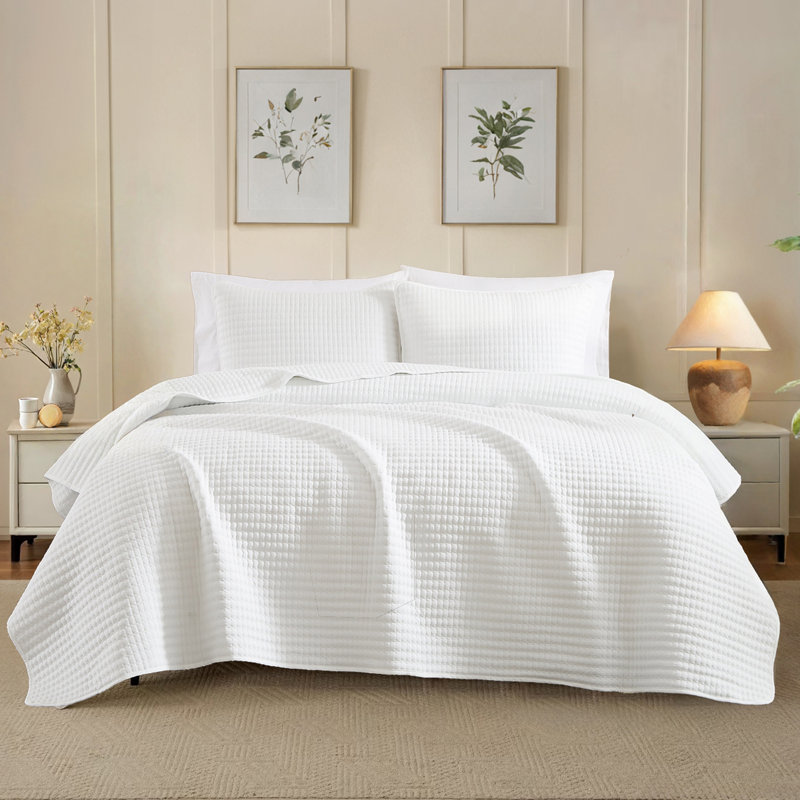 Reversible 3 Pieces Quilt Set - Soft Lightweight Bedspread, Queen Quilt + 2 Additional Pieces, White