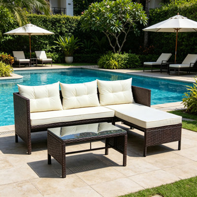 Ensemble de meubles de patio en osier 3 pièces toutes saisons avec coussins beiges, canapé modulaire robuste en acier, méridienne d'extérieur 47,5 po et table basse en verre