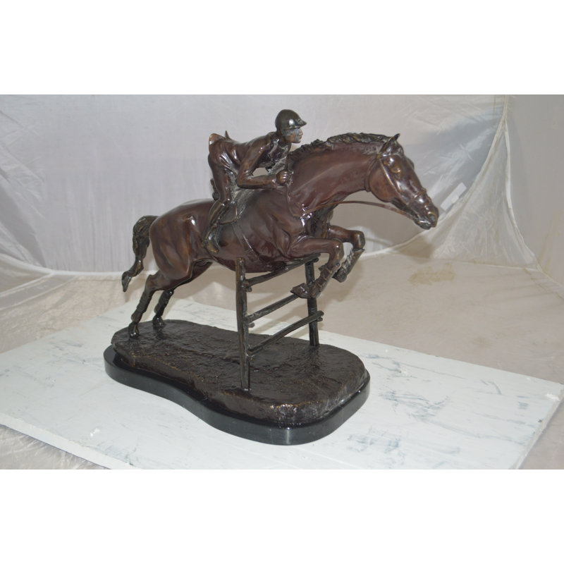 Statue en bronze Jair Jockey avec cheval sautant par-dessus un obstacle moyen L 23 po x l 10 po x H 16 po