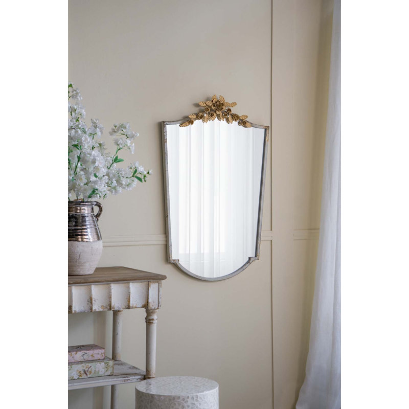 Miroir mural arqué exquis avec cadre distinctif et couronne
