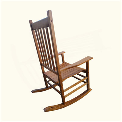 Chaise berçante confortable en bois massif avec assise large et accoudoirs pour la détente, parfaite pour le balcon et le porche.