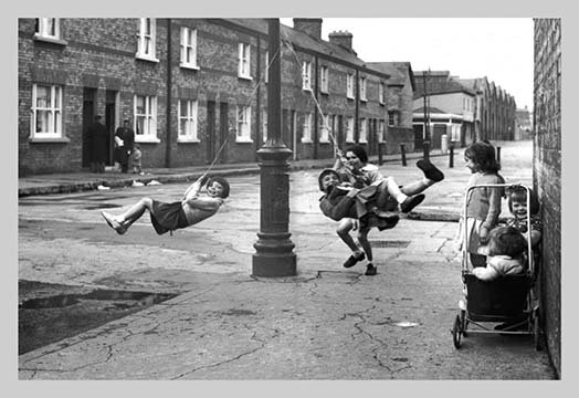 «Dublin Children at Play», reproduction de photo, H 24 po x l 36 po x P 1,5 po