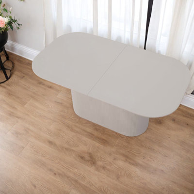 Tables de salle à manger élégantes crème avec fabrication en bois aggloméré, conception moderne pour un usage domestique