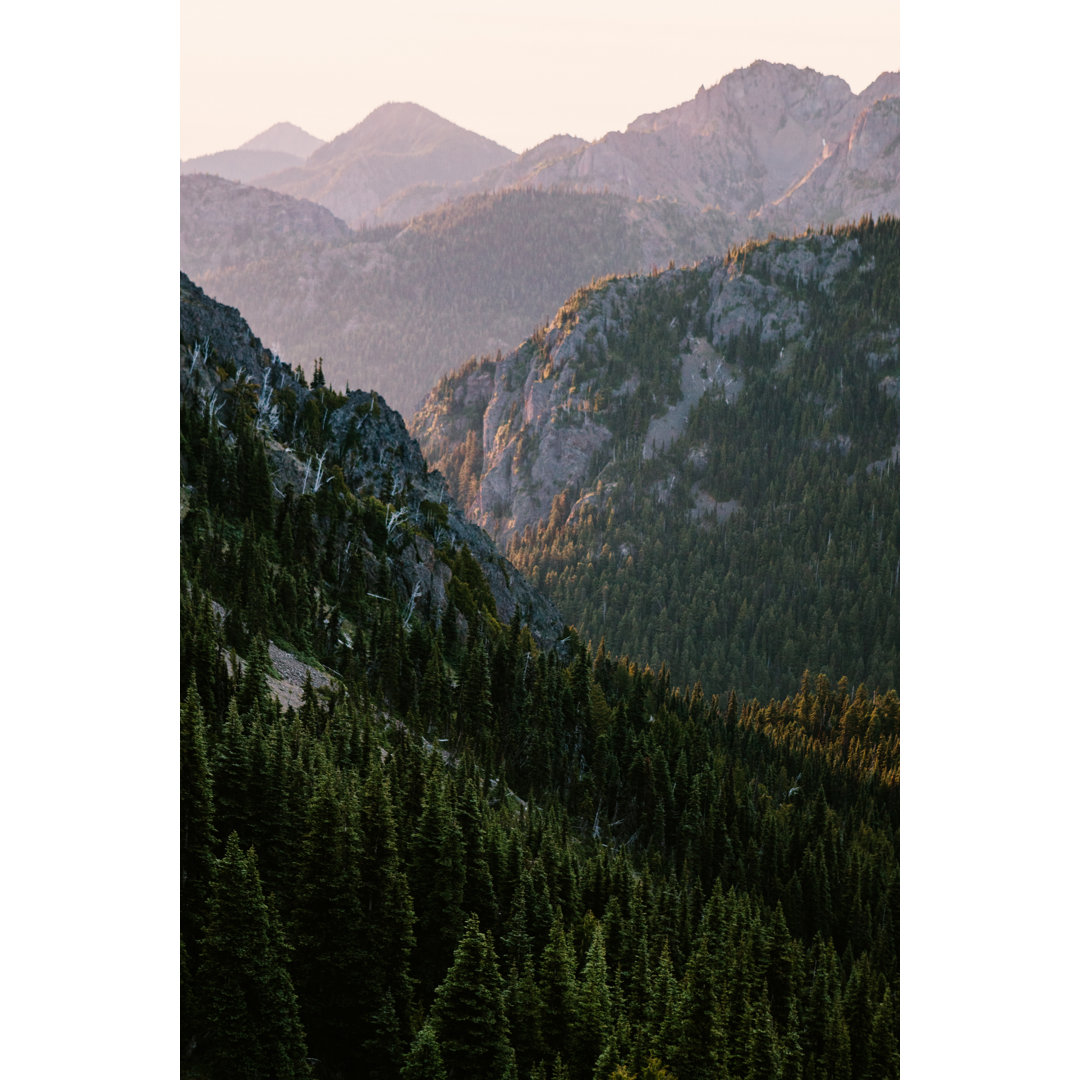 Sonnenaufgang über Olympic Mountain Range von RyanJLane - Kunstdrucke