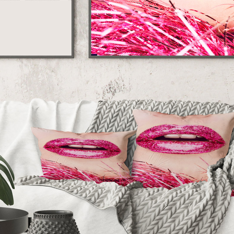 Gros plan sur une housse de coussin carrée et un insert Golden Woman Lips II, 16" x 16"