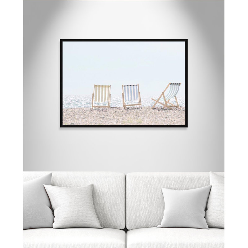 «Adriatica Beach Chairs», reproduction encadrée sur papier par Leah Straatsma, H 29,5 po x l 41,5 po x P 1,25 po, Noir satiné