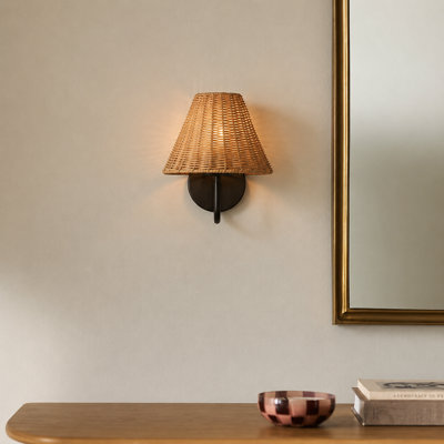 Applique murale noire 8 po avec abat-jour en rotin naturel Chetopa