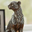 Figurine léopard Wendy assise, pierre thermolaquée, argent métallique 9 pouces