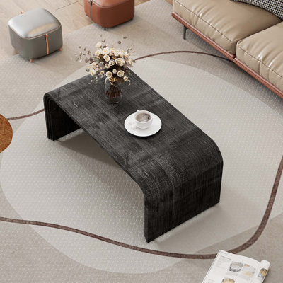 Table basse minimaliste avec un design Art déco incurvé pour le salon ou la salle à manger