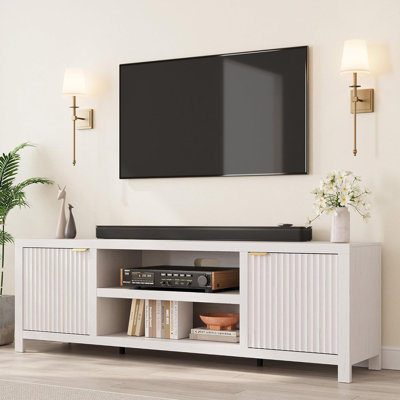 Meuble télé cannelé de 80 po, meuble audio-vidéo moderne avec rangement, console média en bois avec porte cannelée et poignée dorée pour le salon et la chambre à coucher