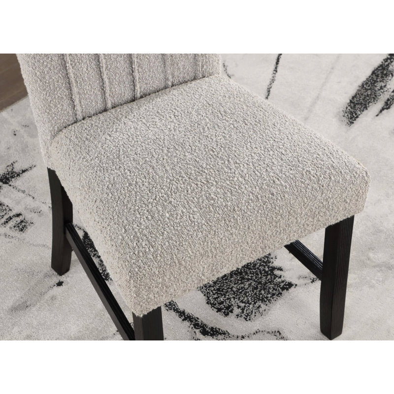 Salle à manger contemporaine avec 7 pièces, marbre véritable et sièges à boucles verticales plissées style transitionnel 7, chaises noires, plateau de table en marbre