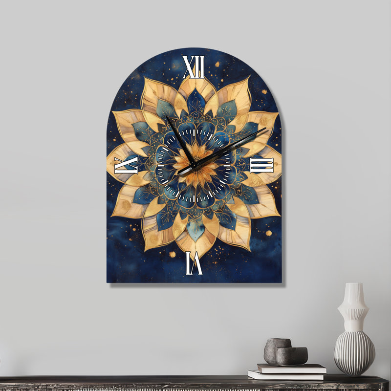 Mandala doré de la dévotion II - Horloge murale bohème en métal arqué, imprimée sur métal, H 31 po x l 23 po - Arche