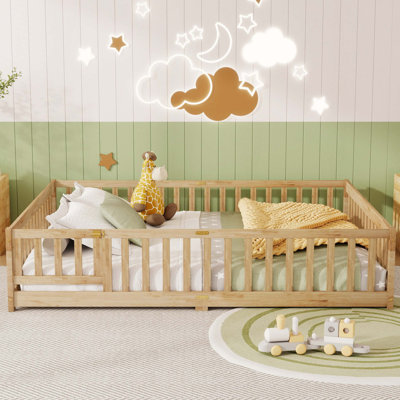 Lit grand format avec clôture, porte, lit en bois d'hévéa avec garde-corps de sécurité