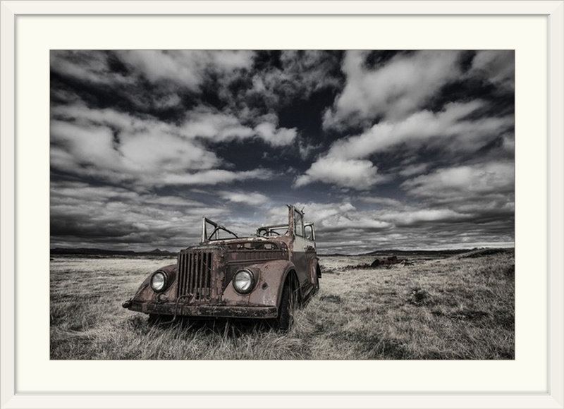 «Straub The Eyes» par Bragi Ingibergsson - reproduction de photo, H 32 po x l 44 po x P 1 po, Cadre blanc