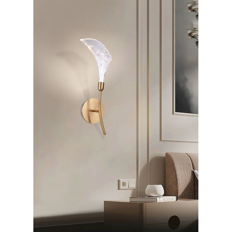 Applique murale 20,5 pouces Calla en laiton naturel avec fleurs en verre transparent formées à la main