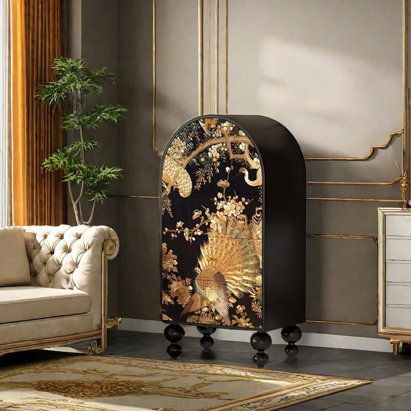Un motif de paon orne la commode décorative du tiroir