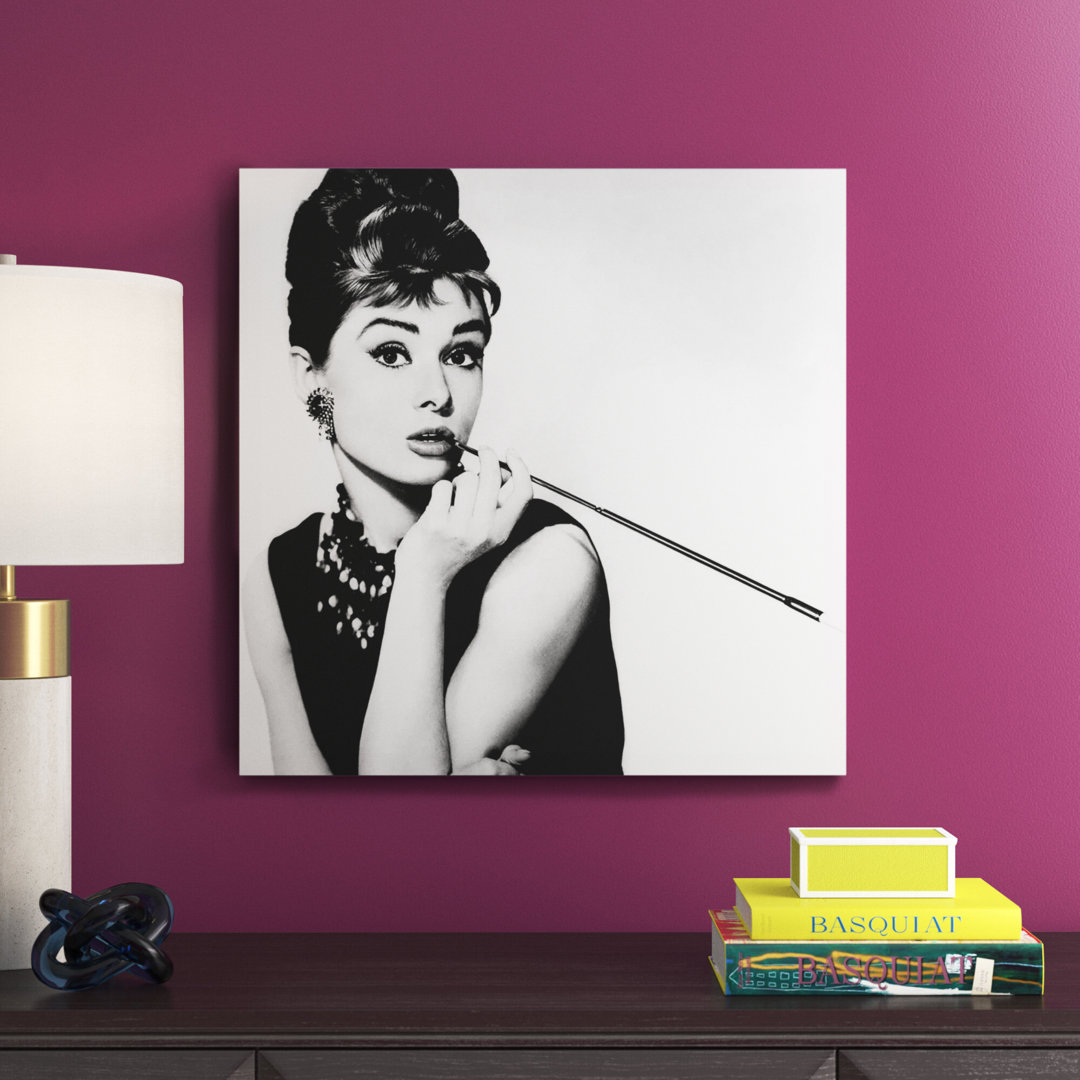 Leinwandbild Audrey Hepburn rauchend