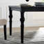 Table noire de style urbain pour la salle à manger - le plateau de table en grain de bois riche rehausse, les pieds tournés majestueusement ajoutent une touche de classe, la structure en bois d'hévéa massif offre de la durabilité, l 65 po x P 38 po H 30 po, assemblage requis