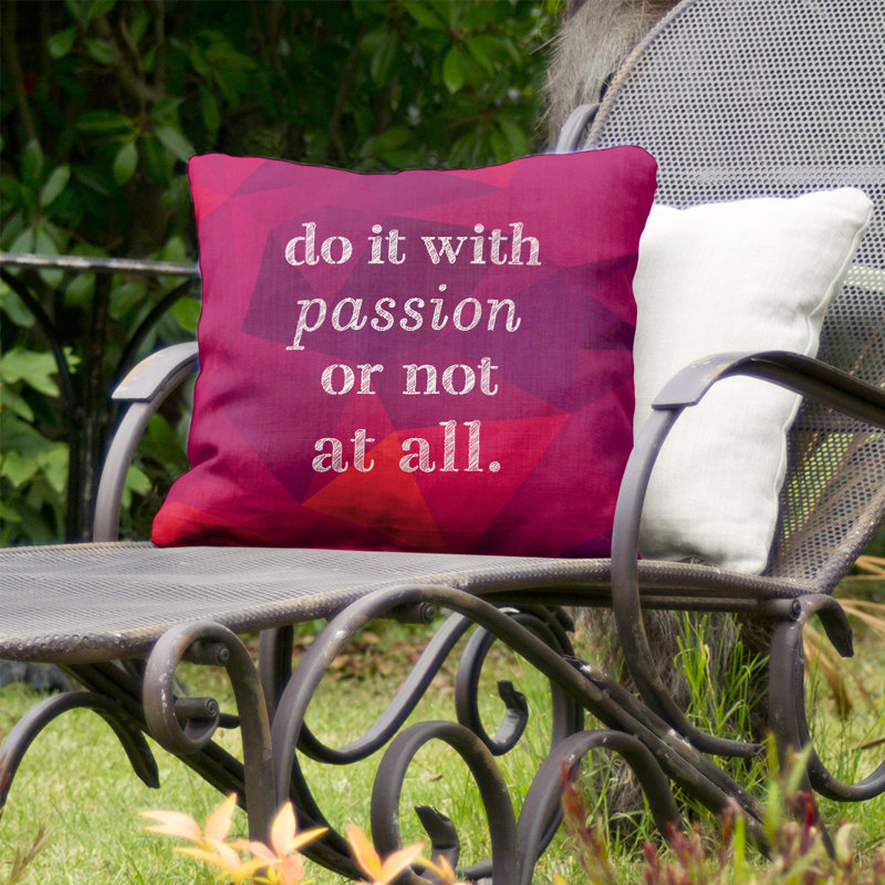 Coussin intérieur/extérieur d’inspiration passion, 18 po x 18 po, Rubellite