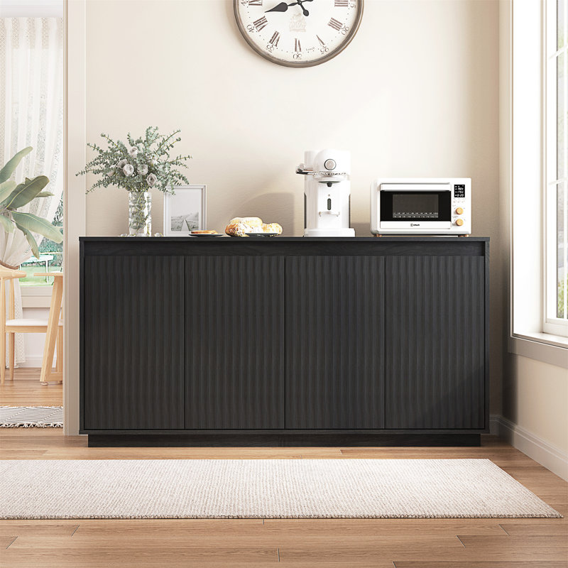 Buffet à 4 portes en bois avec prise de courant, texture verticale ondulée, conception sans poignée pour un rangement moderne et pratique