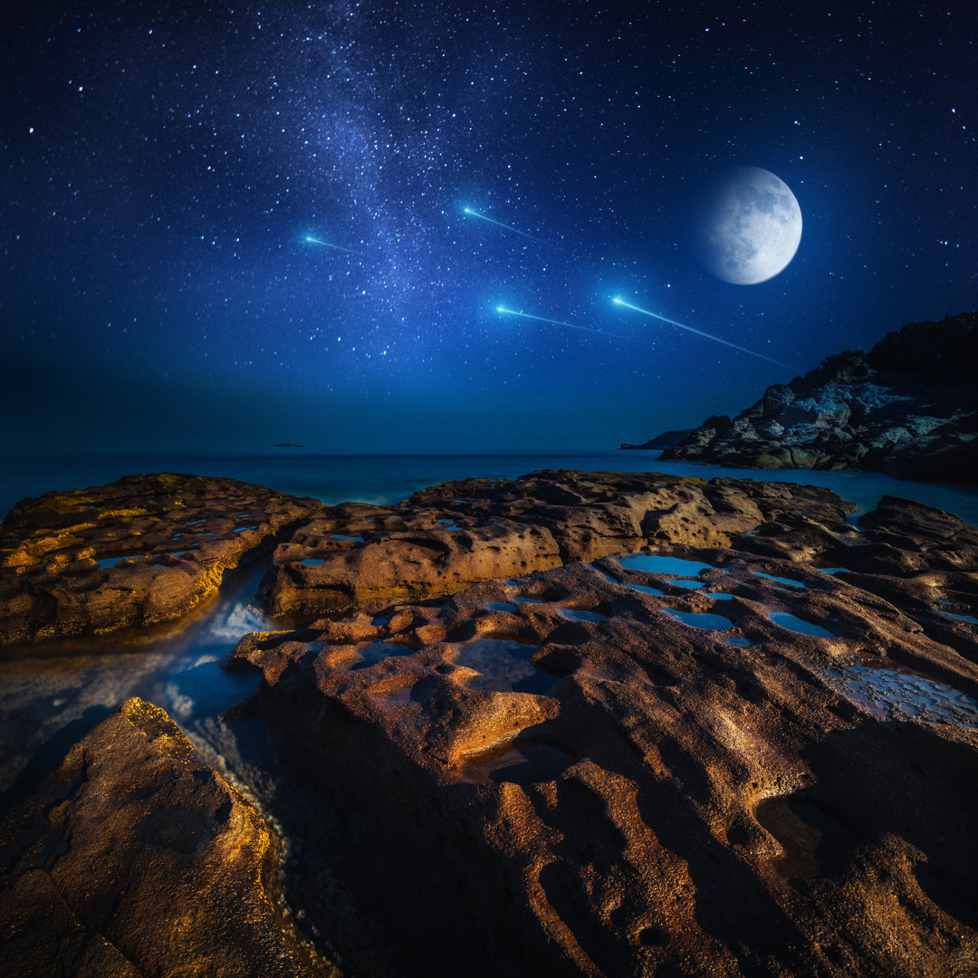 Majestätischer Blick auf das Meer und den Mond bei Nacht von Da-kuk - Drucken