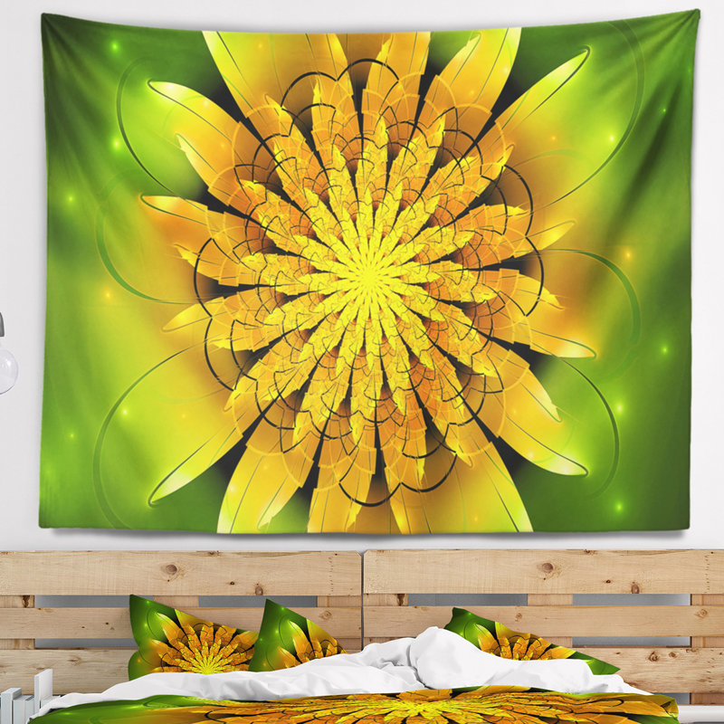 Fleur jaune vif sur tapisserie vert, H 32 po x l 39 po