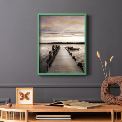 Coucher de soleil sur une jetée, reproduction encadrée - bois massif