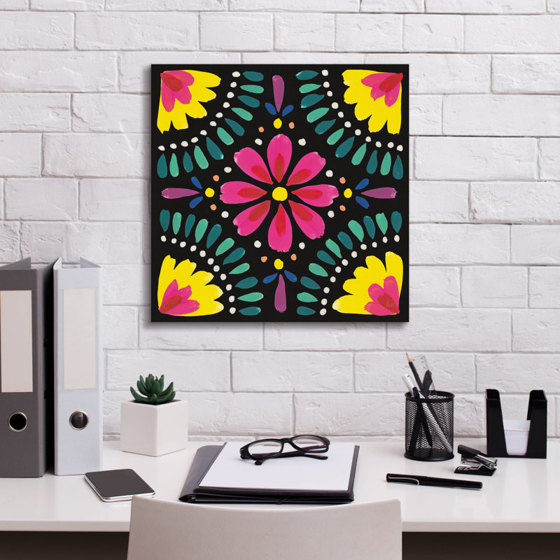 «Floral Fiesta Tile X» par Laura Marshall, art mural sur toile, H 18 po x l 18 po x P 0,75 po