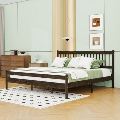 Lit plateforme de style traditionnel avec tête de lit et pieds de soutien