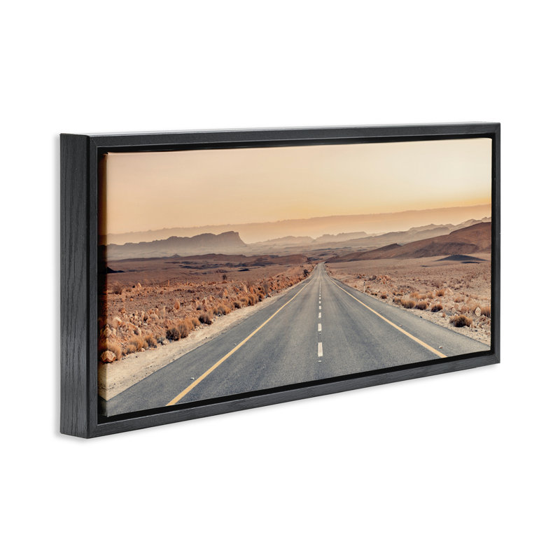 Cadre flottant Desert Road au coucher du soleil, design par Assaf Frank, H 14 po x l 31 po, Cadre flottant noir de jais