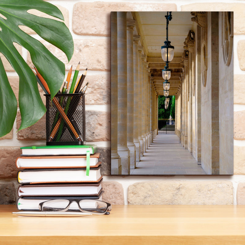 "Paris - Palais Royal Corridor" par Epic Portfolio, H 16 po x l 12 po x P 0,75 po